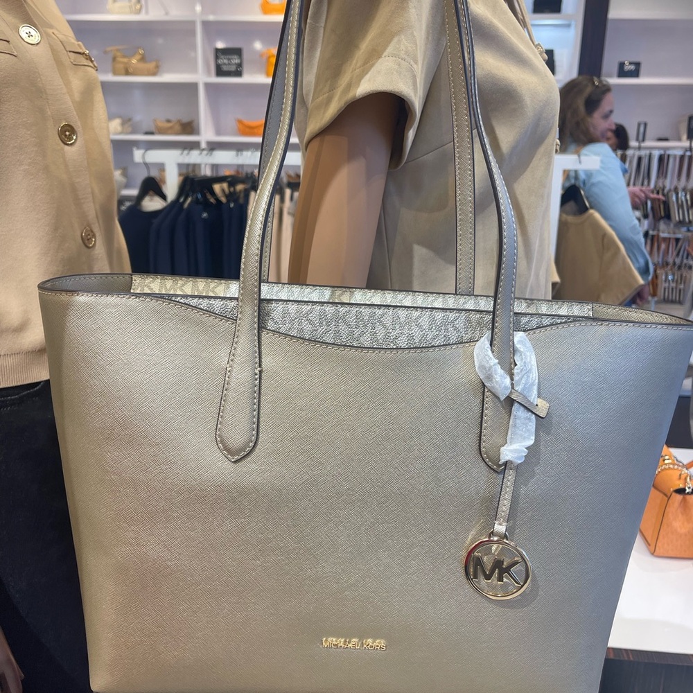 MICHAEL KORS Arden Large Metallic Top-Zip Shoulder Tote Bag
Pale Gold
NWT - Picture 5 of 16